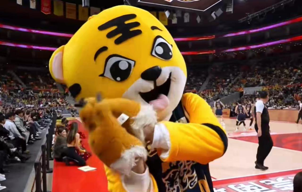 忍无可忍，球迷向广东队提出了5条建议！广东队主场与北控队的比赛，可以说，广东队