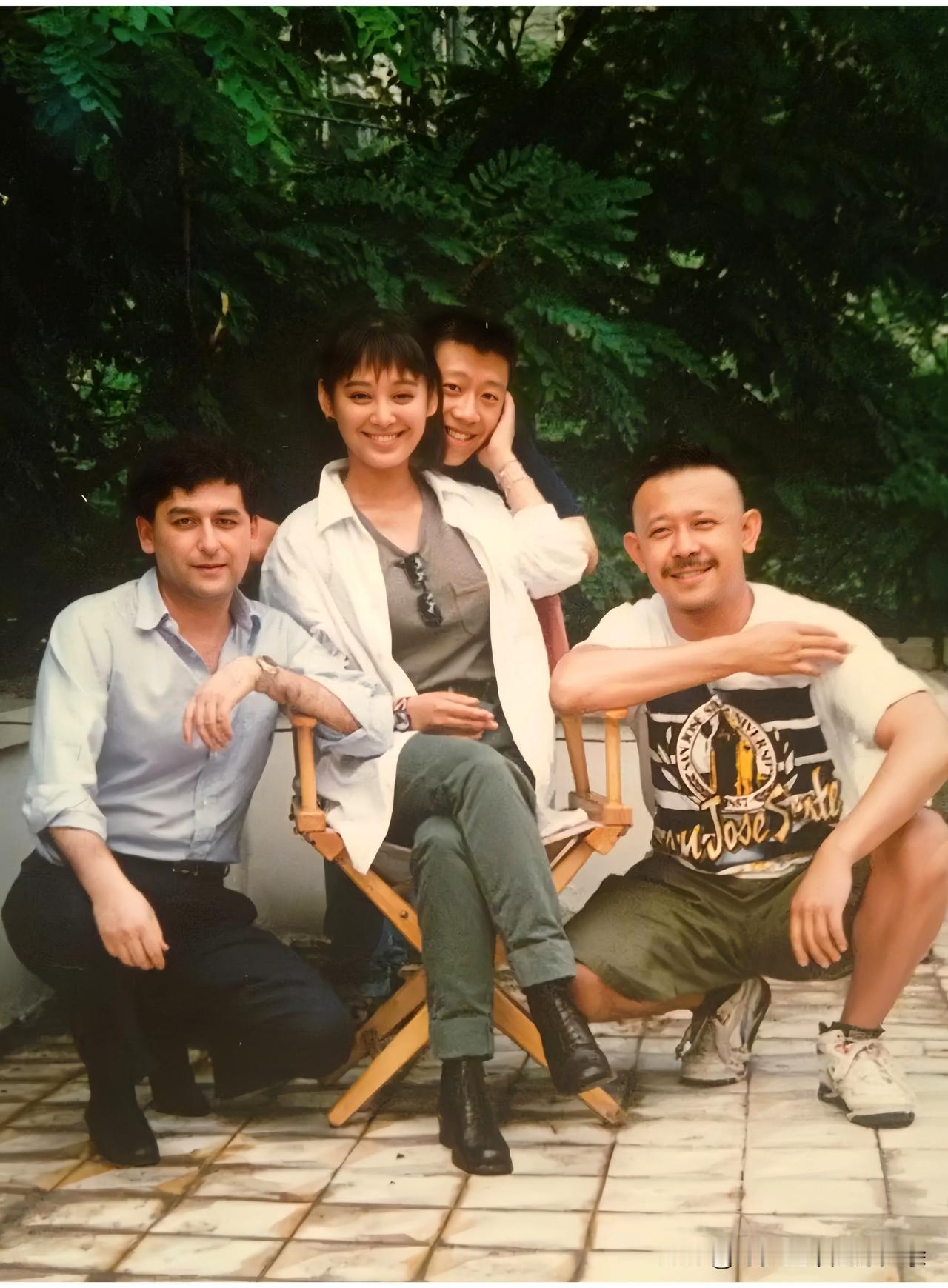 这是一九九三年宁静和夏雨与姜文一起合作电影期间的一张合影，那时候宁静二十一岁，美