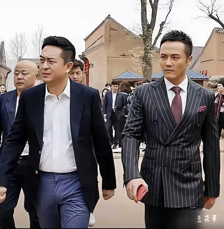 原来，姬他是张嘉译的亲表弟。看这俩，走路姿势都差不离。认识姬他，是在