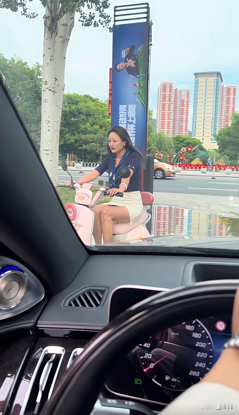 大家觉得她是前台，销售还是秘书呢？？