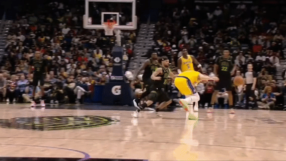 东契奇这记高难度三分，和科比的一个进球有些相似！都是运球有点脱手后追重新拿球