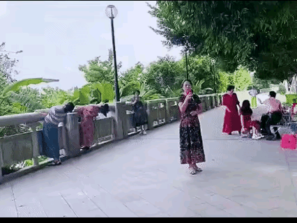 这些老太太浑身是劲儿啊！可见都闲成什么样了！[汗]