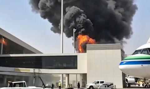 沙特首都机场彻底瘫了！出境大厅里，中国旅客盯着航班屏幕一行行变红，拖着行李狂奔，