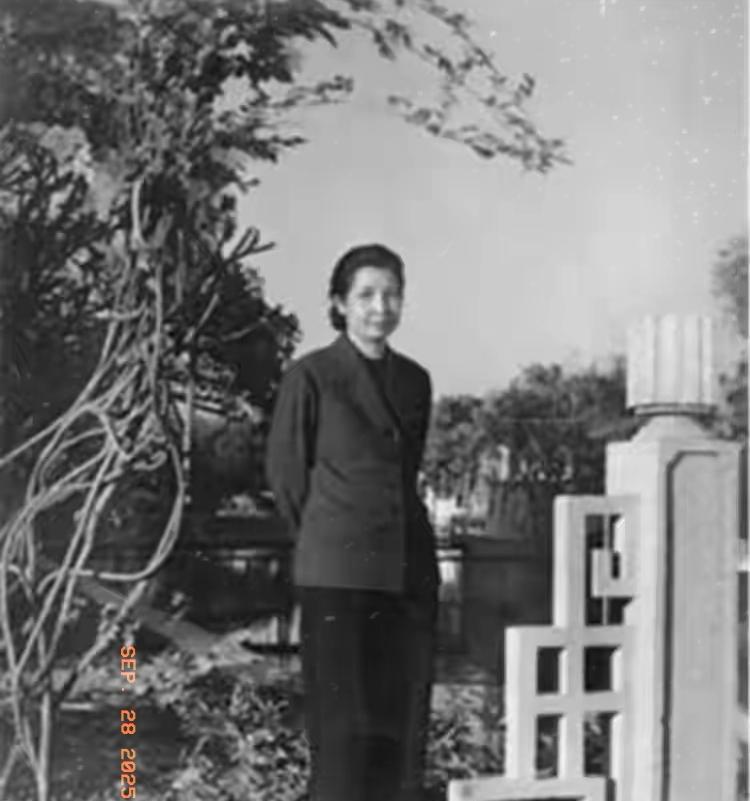 黑白老照片分享。90年代初，曾志来到井冈山，看望儿子石来发时，留下的这张珍贵照