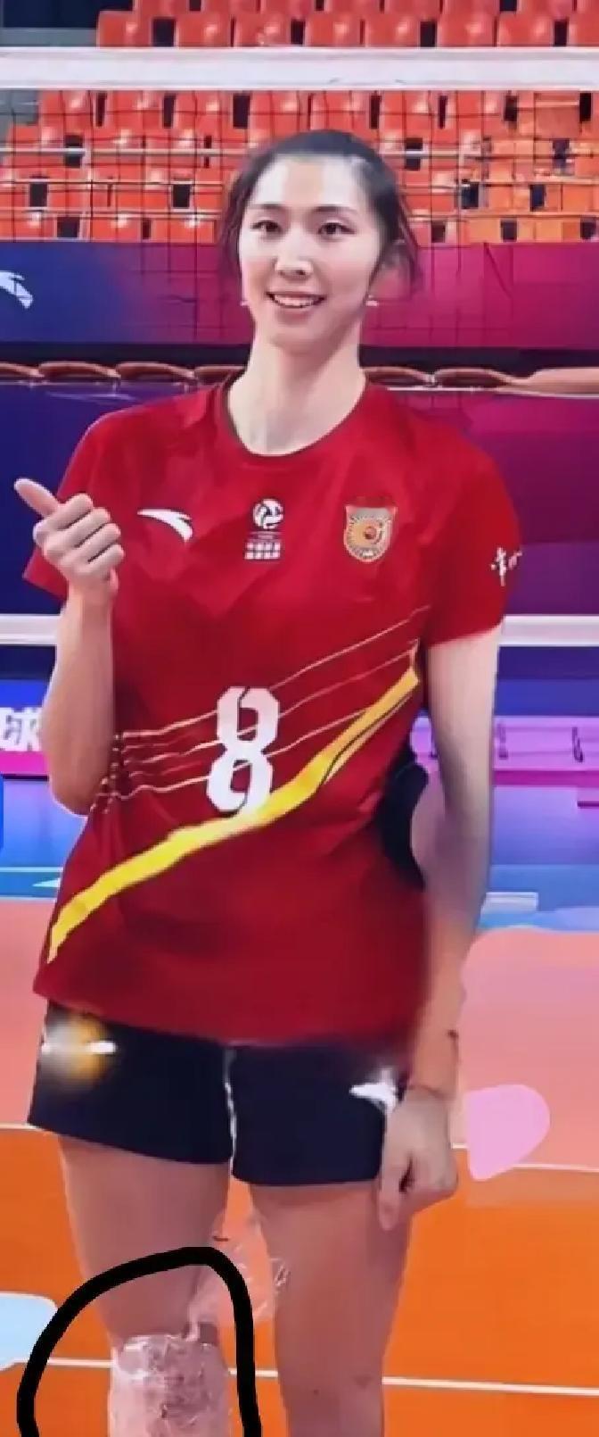 吴梦洁打疯了，单场35分，决胜局13分，把天津防线砸得稀碎。可镜头一转，她膝盖冰