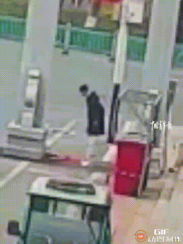 “这个男孩火到央视了！”山东德州一个高中男孩走在街上时，突然看见一面国旗掉落在地