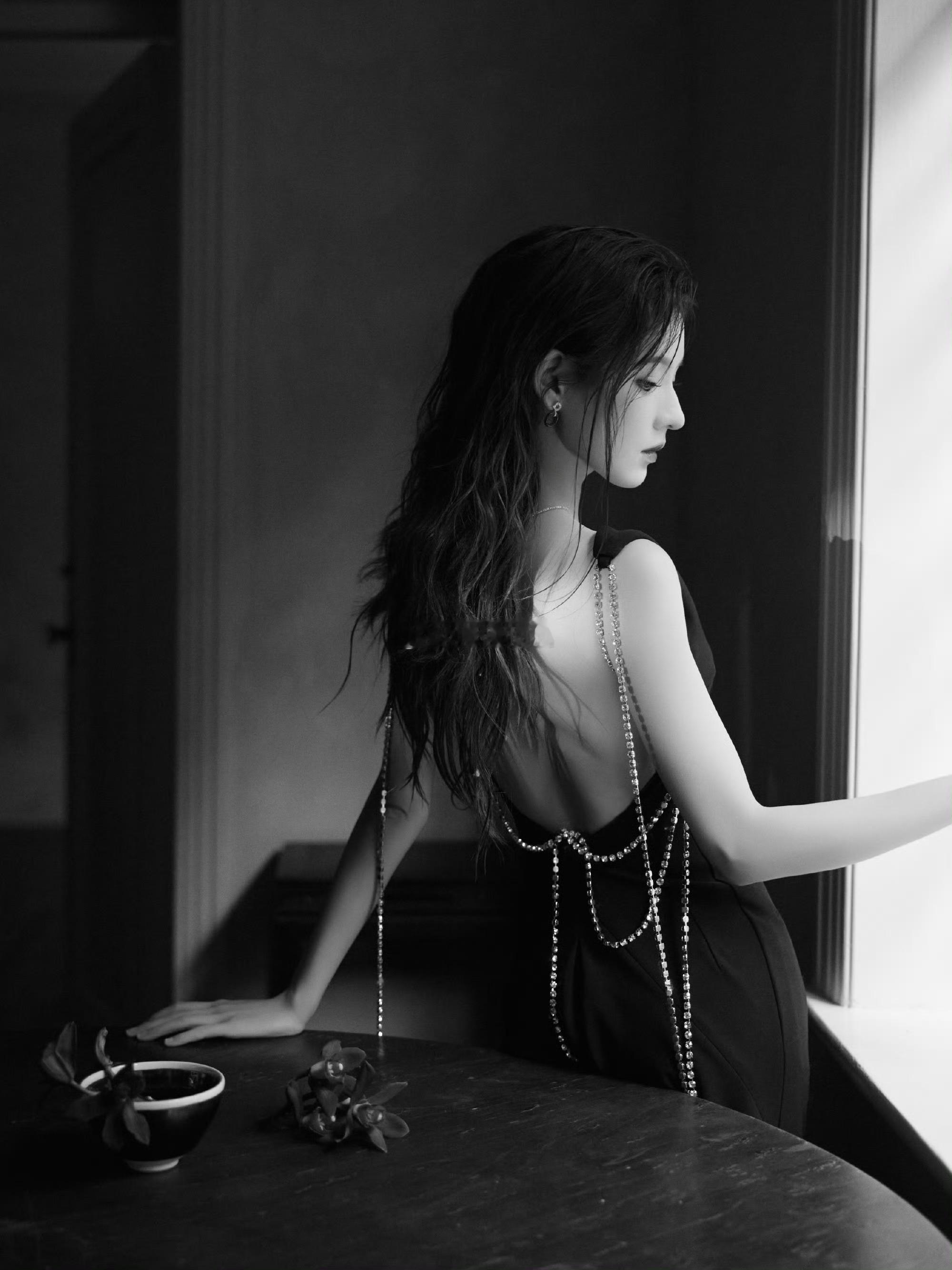 张予曦回归湿发哇塞！张予曦湿发造型一亮相，直接封神！湿发衬得她肌肤胜雪，下颌线