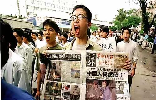 全网搜一下，这位1999年五月八日在美国驻南联盟大使馆门前抗议呐喊的青年学生，2