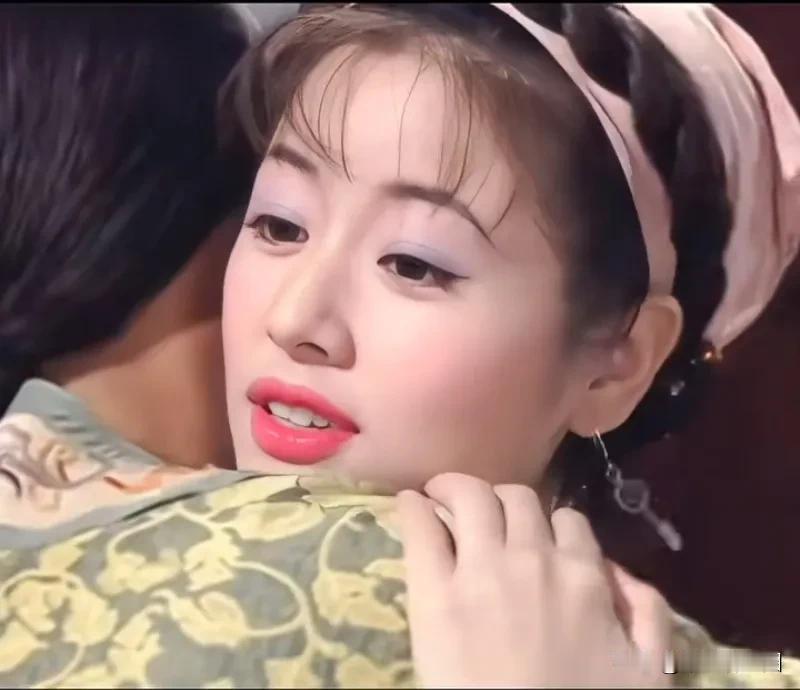 翻看林心如昔日老剧《食神》造型好清纯美丽动人啊，以前的妆容没有长睫毛野生眉大卧