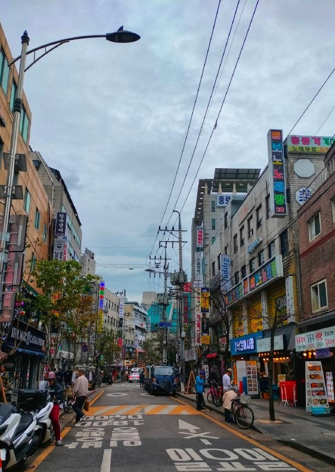 一位美国华人发表观点说，“中国人不要自以为是，现如今连韩国人都开始反华了”。他的