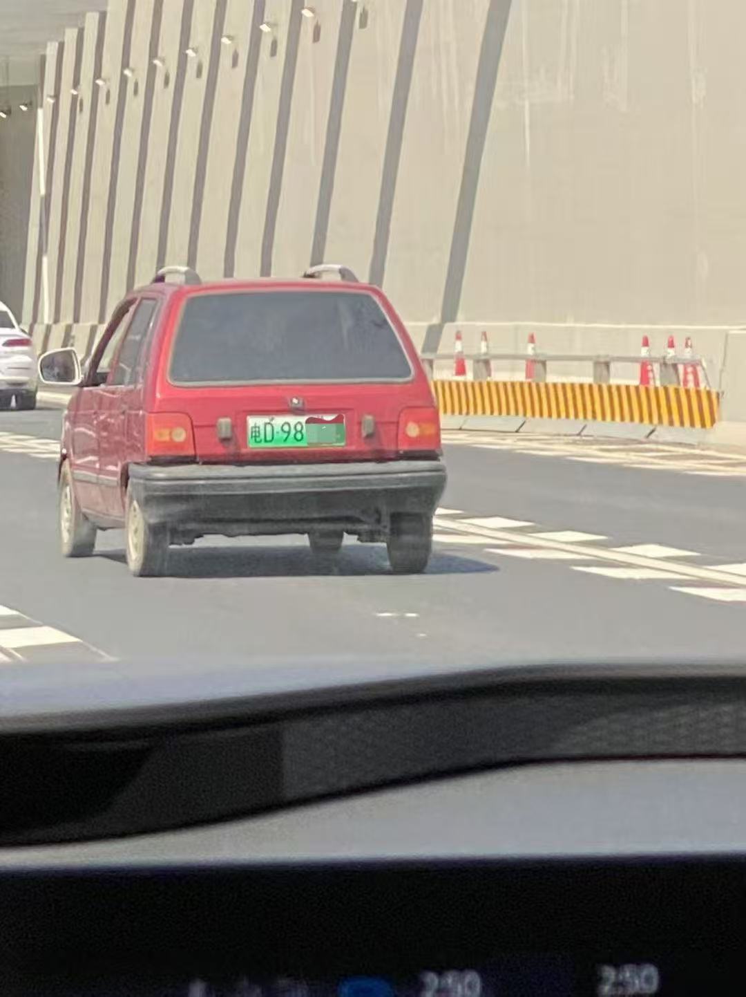 这……怎么罚？[捂脸哭]算老头乐违规上路？还是伪造号牌？[？？？]​​​