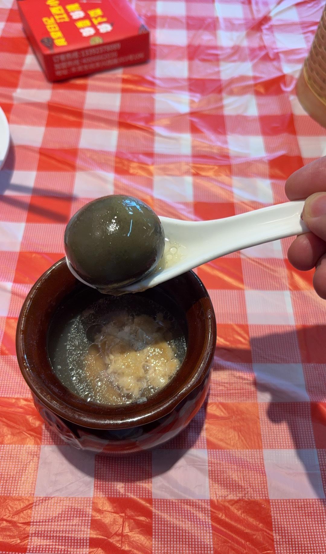 江西这个皮蛋瘦肉饼汤确实比较经典，10元一罐，好吃又营养。肉饼非常松软，