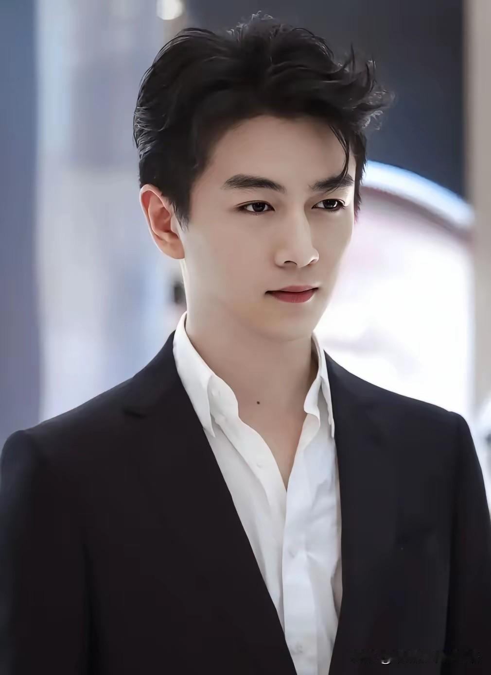 美人都是雌雄同体，陈晓阳光帅气，剑眉星目，是标准的美男子。但在那年花开月正圆中