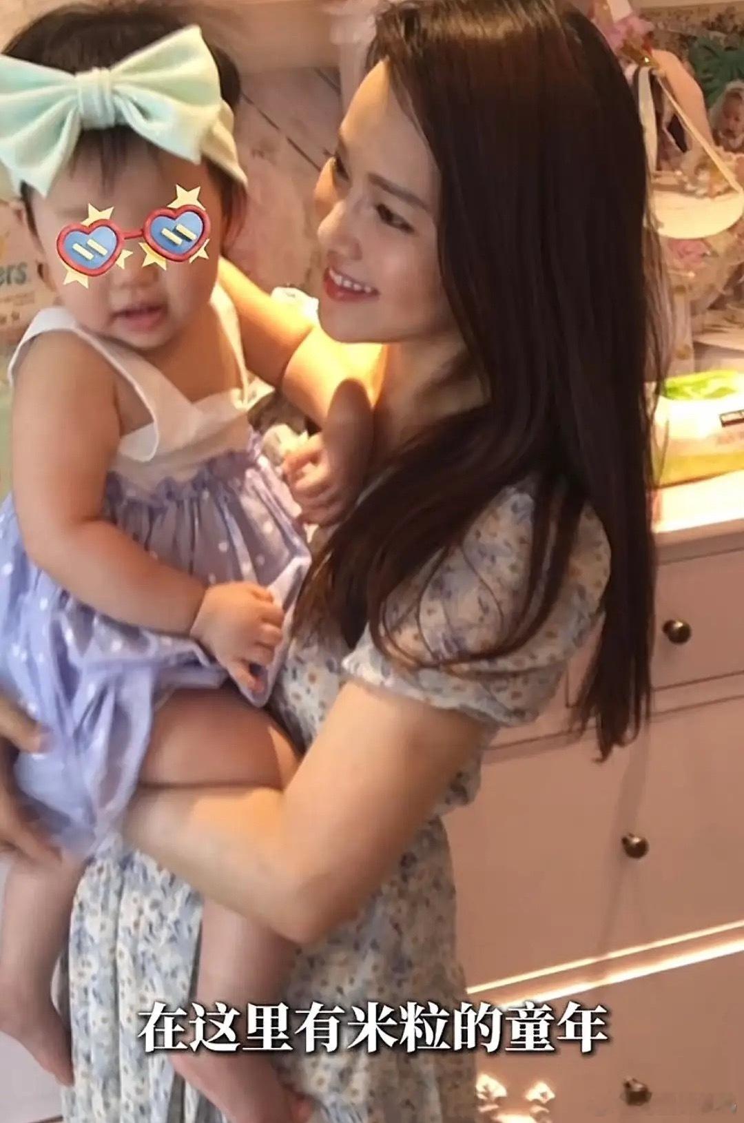 伊能静分享在台北住的房子，女儿米粒小时候的13双鞋子都摆在柜子里，门口放4盘硬币