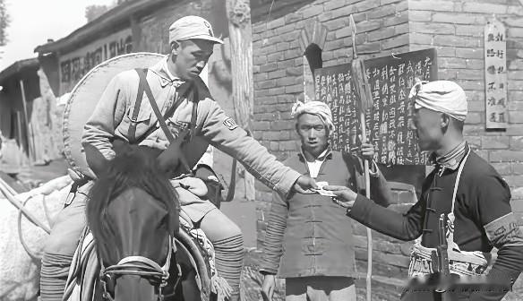 1945年，八路军旅长要处决团政委。临刑前，旅长的警卫员，突然靠近团委松绑，并催