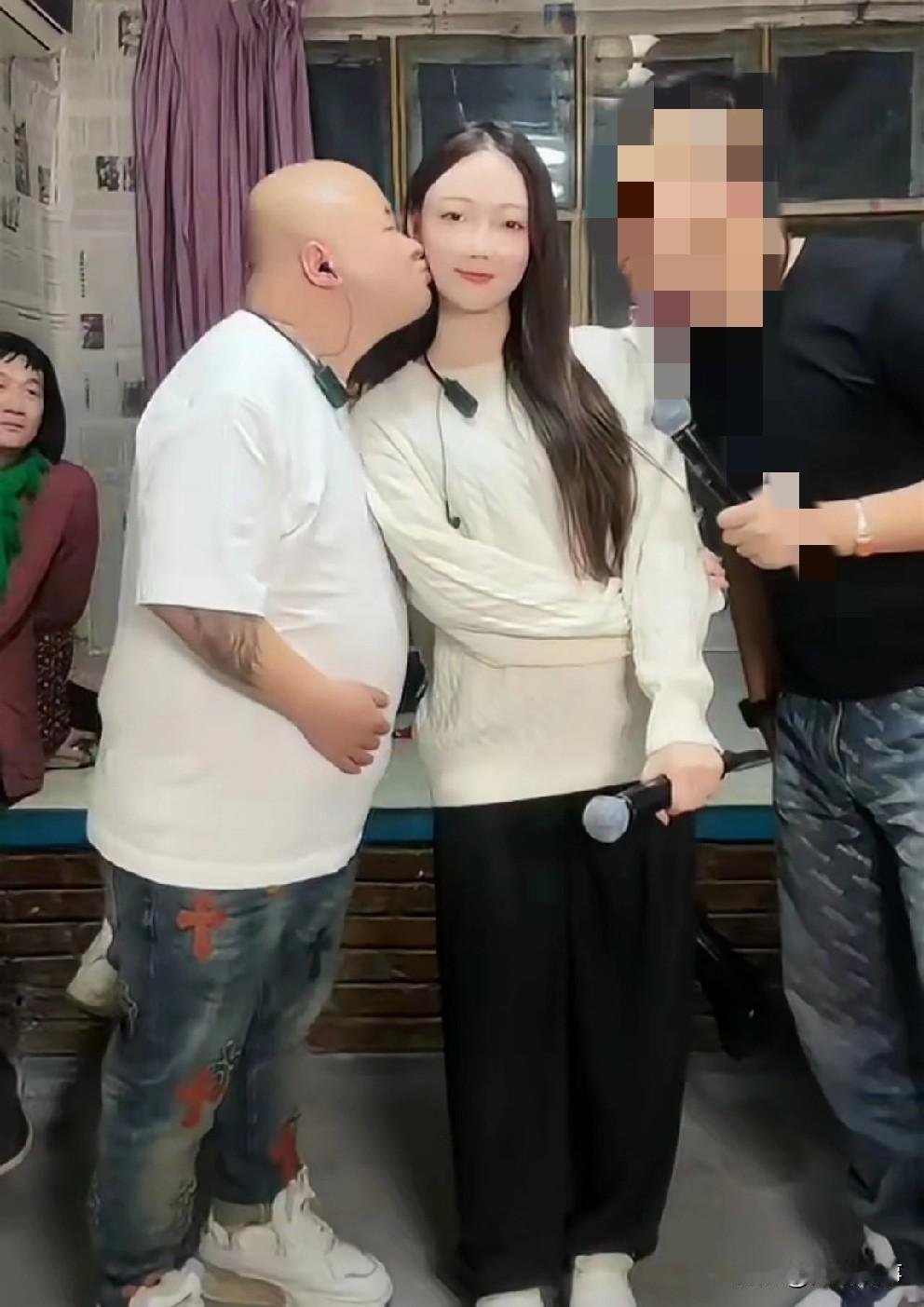 老狗亲吻佳希，相互表白！晚间老狗、佳希合体直播！俩人相互表