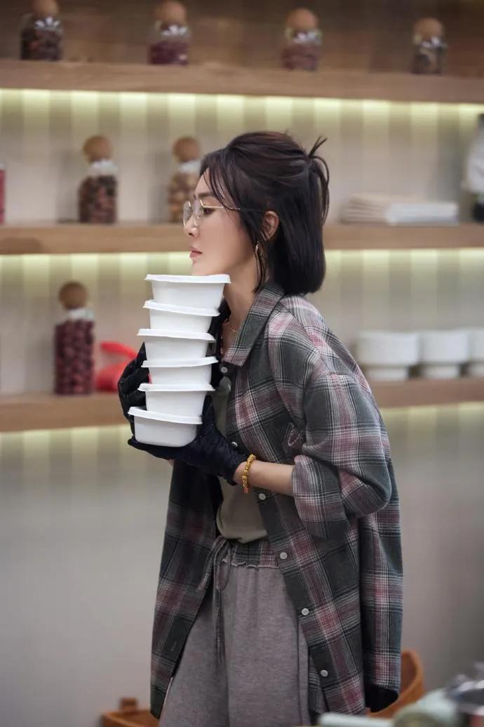 秦岚这状态也太绝了吧！半扎发+格纹衬衫，休闲随性又时髦，完全看不出真实年龄～宽