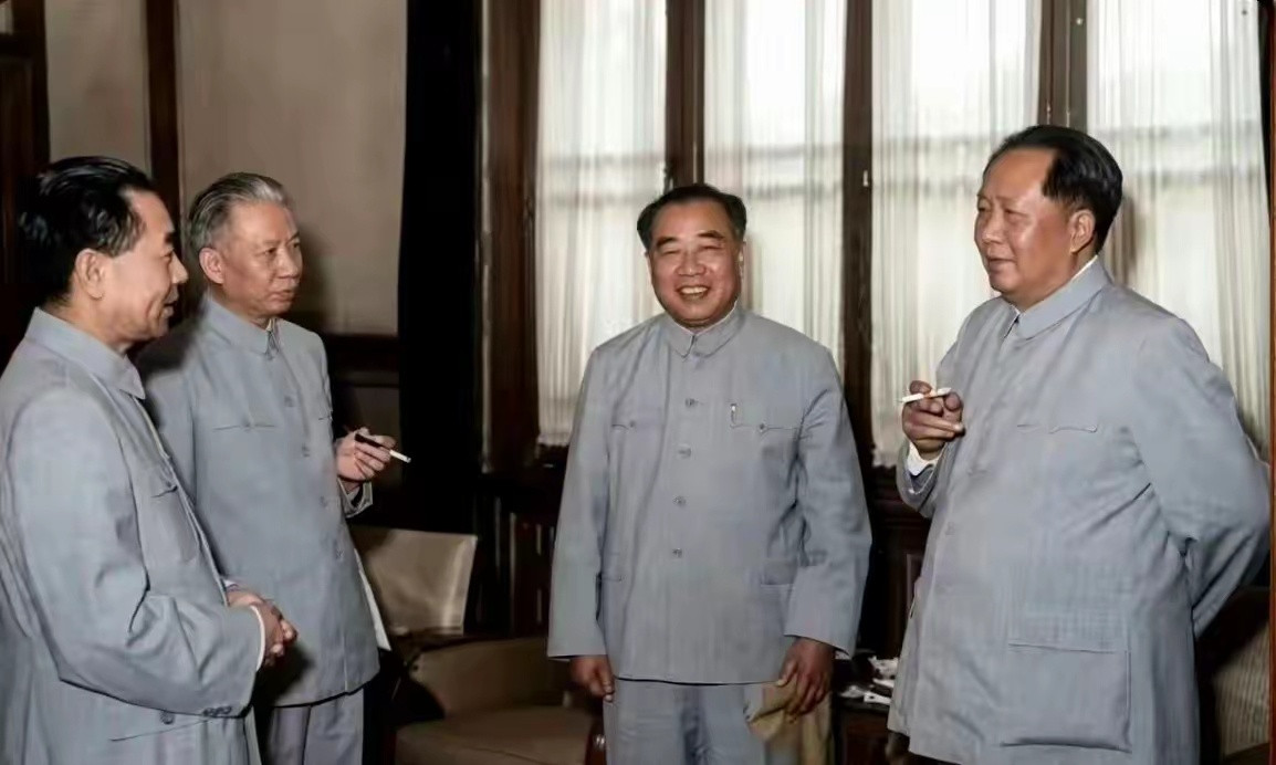 见过这张松弛又珍贵的老照片吗？1956年中南海怀仁堂休息室，四大伟人会议间隙闲谈