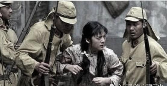 1938年，两个女八路被日军包围，她们跑进灌木丛藏了起来。没多久，一群日本鬼子就