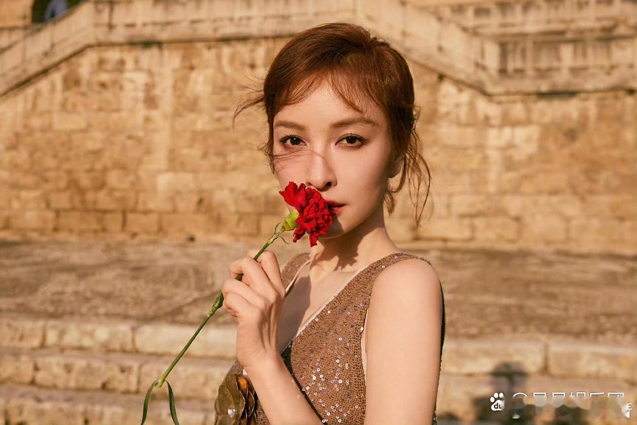 吴昕当年出道被喊小赫本感觉吴昕就是逆生长啊，她现在越来越好看，各种风格都尝试的挺