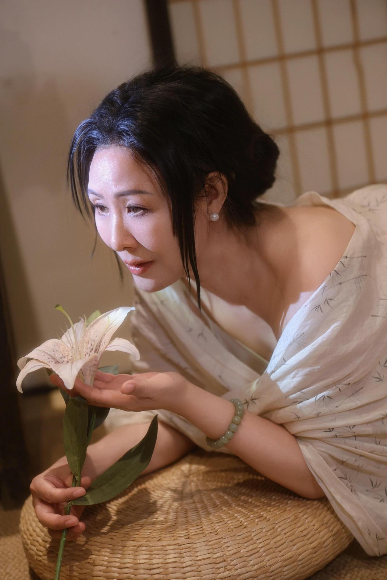 邻居霞姐拍的艺术照，让我以为哪个电影的剧照呢，太漂亮了。