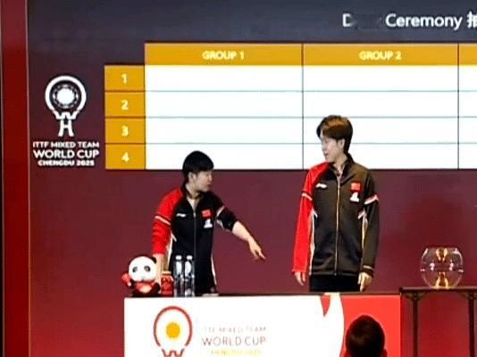 莎莎楚钦抽签仪式上，这些动作都有点甜哦。整个抽签过程充满了二人自然的互动感。