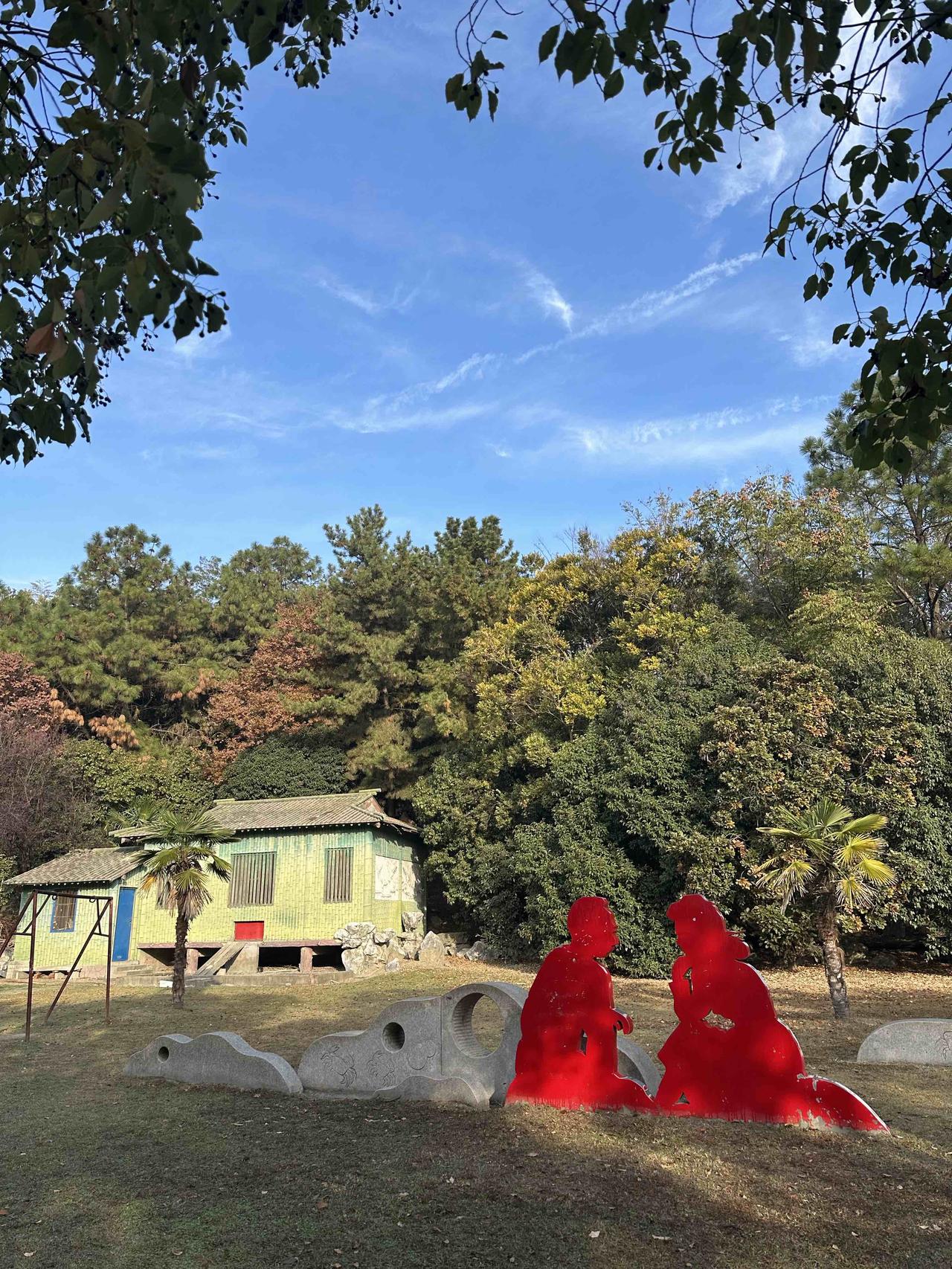 四个字说说你现在的生活我现在的生活：平淡知足！