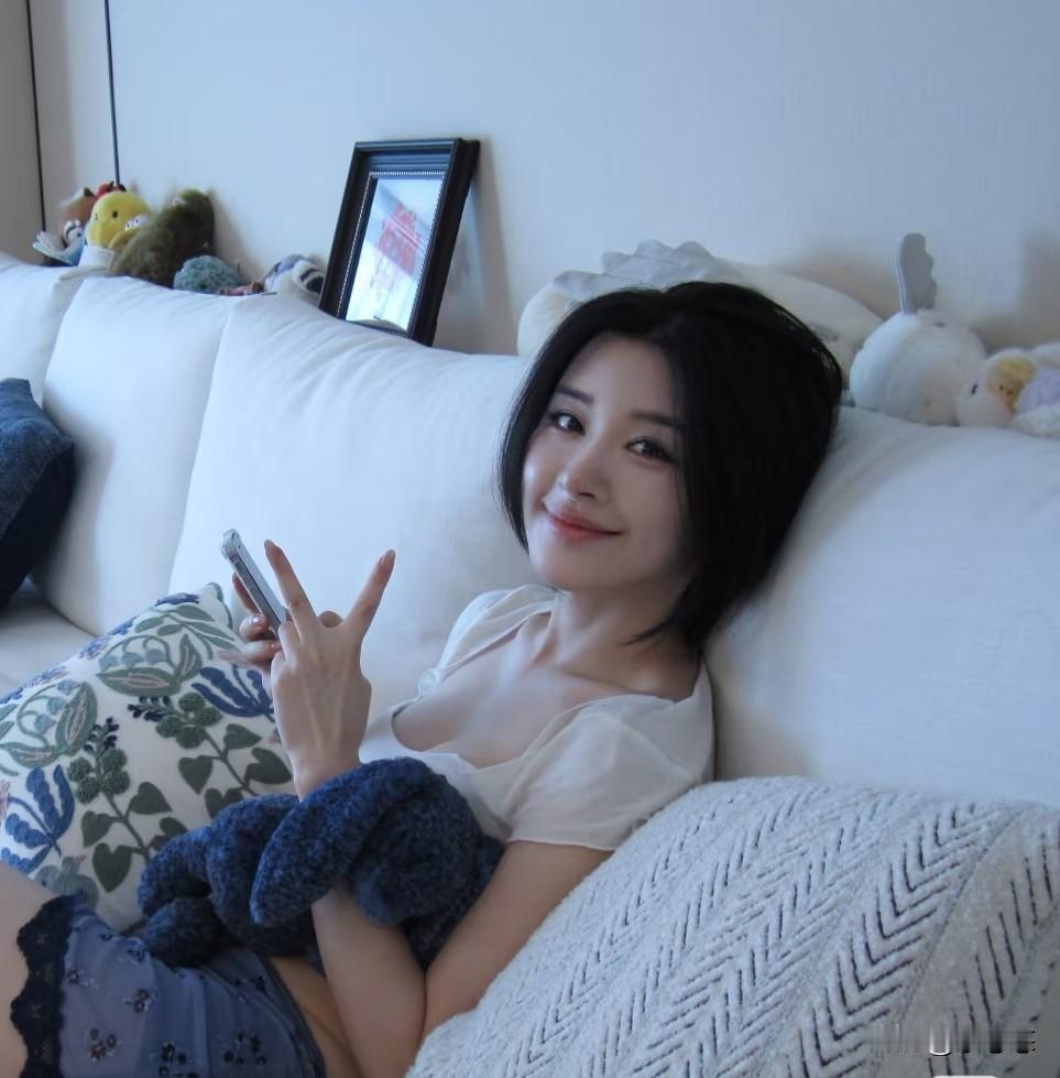 今天可把我忙坏了，做了一件大好事。闺蜜两口子干仗闹离婚，我去劝和。我先把他老公拽