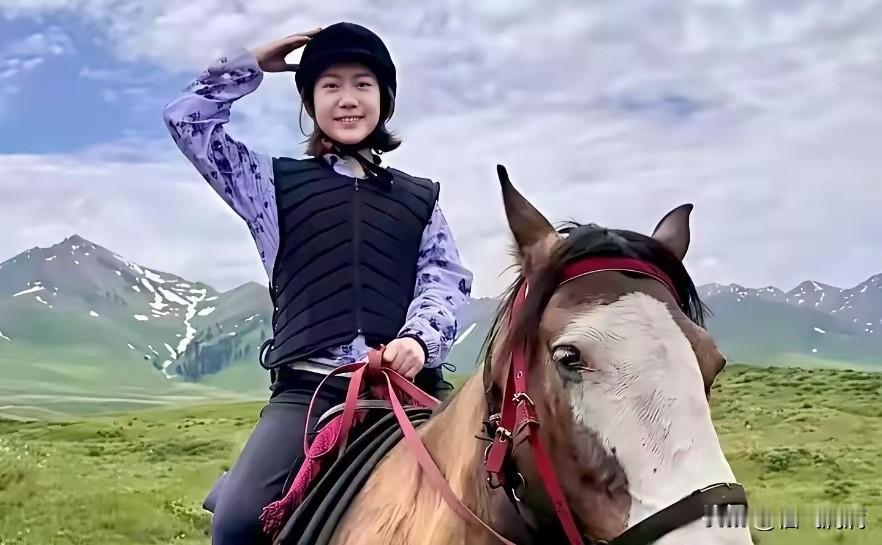 杨振宁走了不到一年，翁帆就因一张骑马照被骂上热搜？某些人真当自己是道德判官，