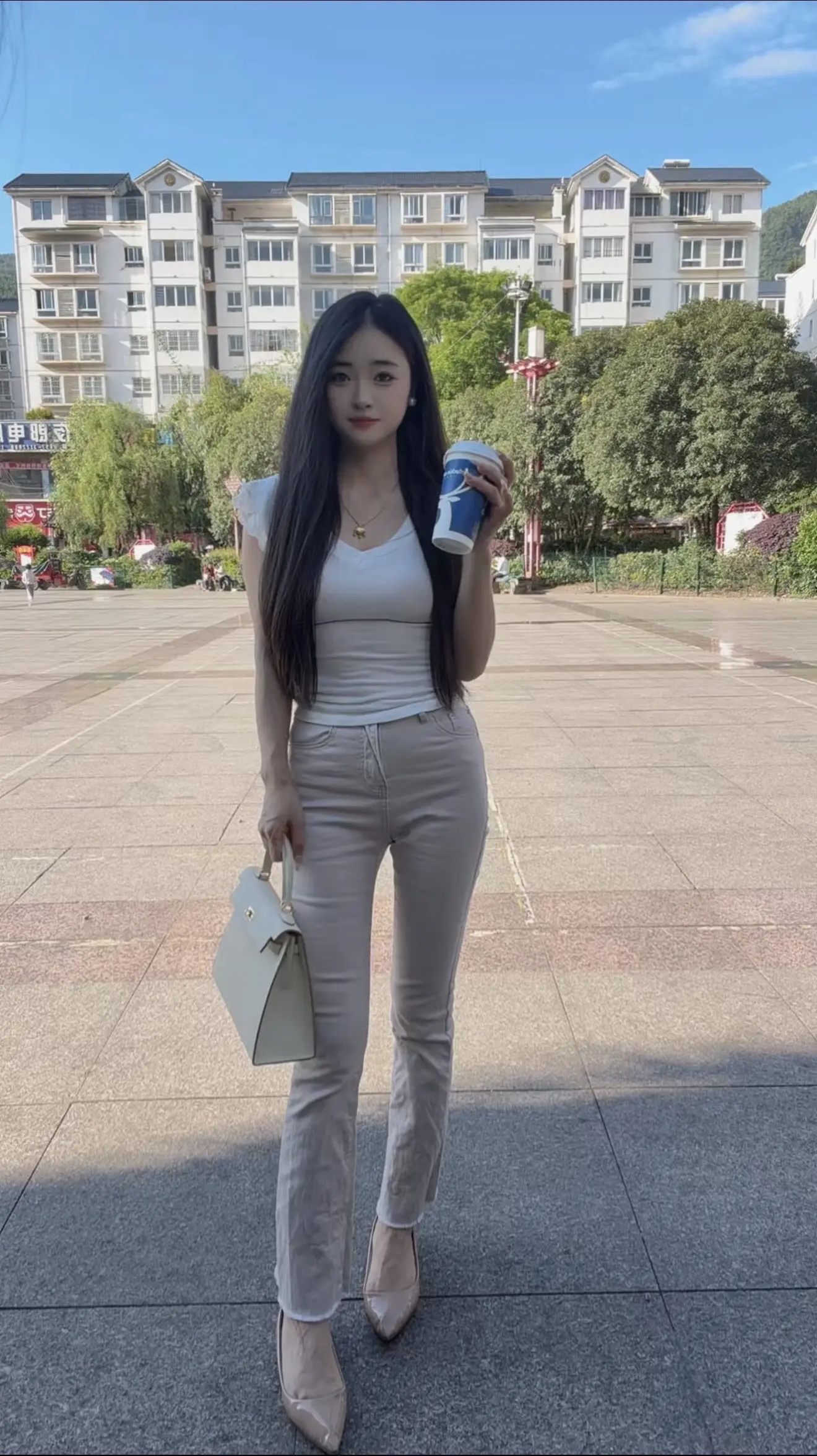 广场喝咖啡☕️😁