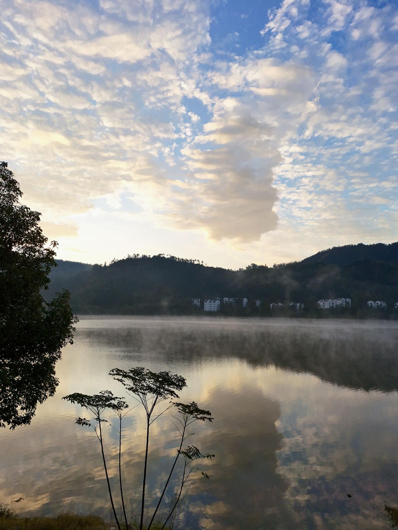 孩子班上数学的平均分大概在120~125左右，对于高中的学生而言，尤其是女孩子，