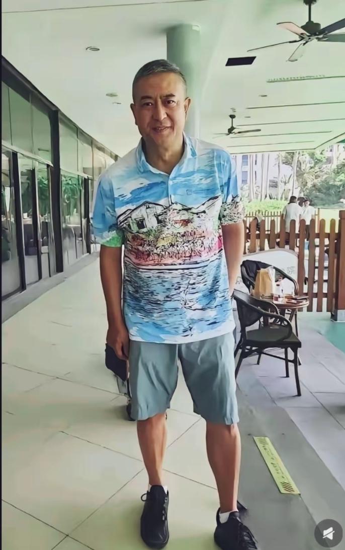 近日，网友在三亚偶遇张嘉译，他留着利落的寸头，头发花白，面容憔悴明显老了不少，与