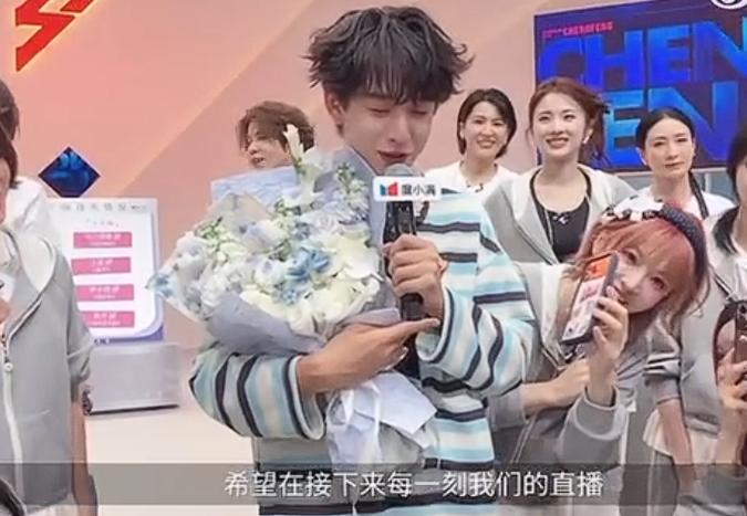 齐思钧这个32岁的生日过得太有面了，参加浪姐的姐姐们集体为他庆祝生日，舞台总监张