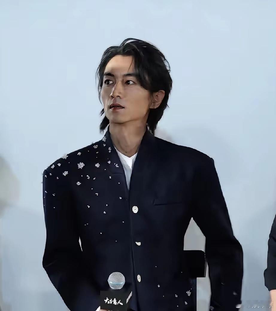 陈晓怎么瘦成这样了，长发造型略显凌乱之前看他直播就觉得他欲言又止，内娱好像会“吃