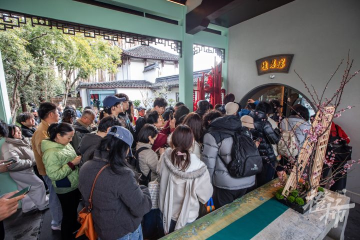 10点开门, 7点就有人来排队, 西湖边这处“仙境”火了