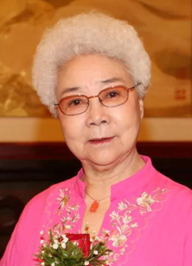 女演员，田华，老公肝癌，小儿子肺癌，两个儿媳妇乳腺癌，一个儿媳妇车祸去世。一家人