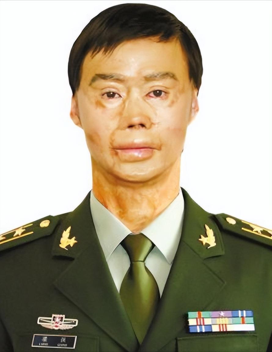 1995年，一名解放军战士在乘车回部队的途中，劝司机不要停下加油，但司机执意停下
