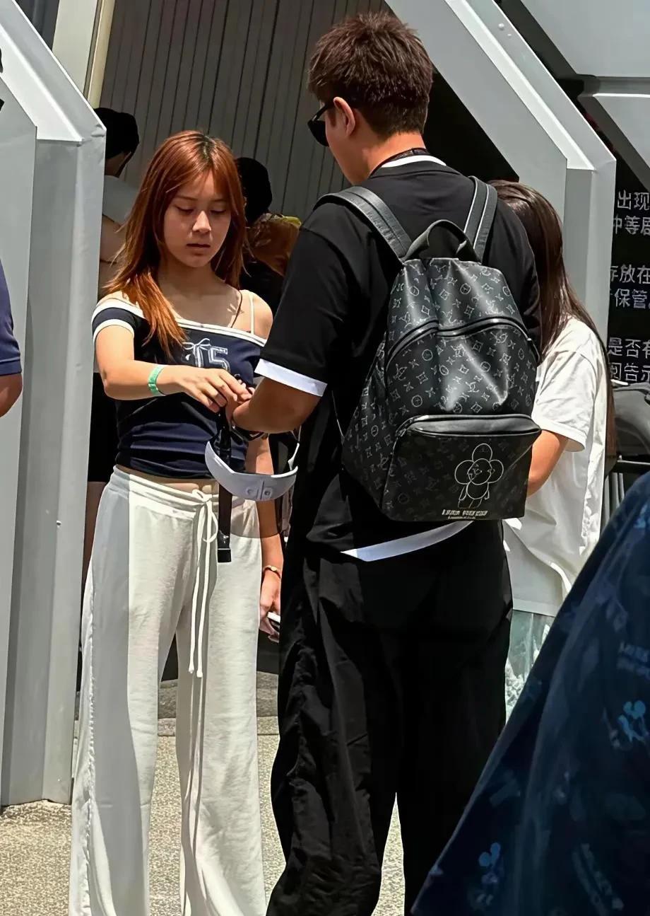 甜馨都这么大了！说真话，真没有她妈妈漂亮。不过在星二代里也算是中上颜值了。
