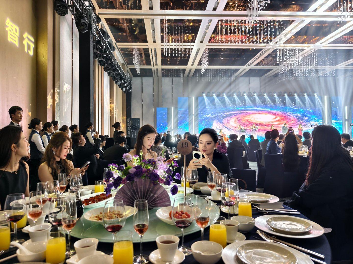 本来是几个重庆博主凑一桌孤苦伶仃的，叫来了几个美女同桌，今晚这顿饭还没开始吃已经