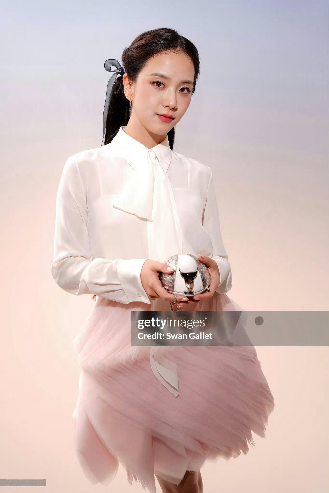 迪奥巴黎大秀明星待遇Dior大秀，比起迪丽热巴和张元英，金智秀的衣服是不是有点