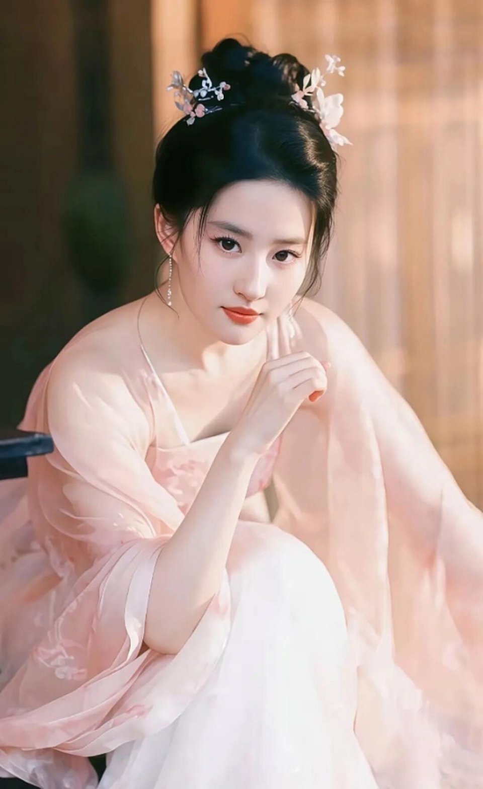 刘亦菲是由内而外散发出的好状态有人说刘亦菲的好状态是时光偏爱的恩赐，实则是她内里