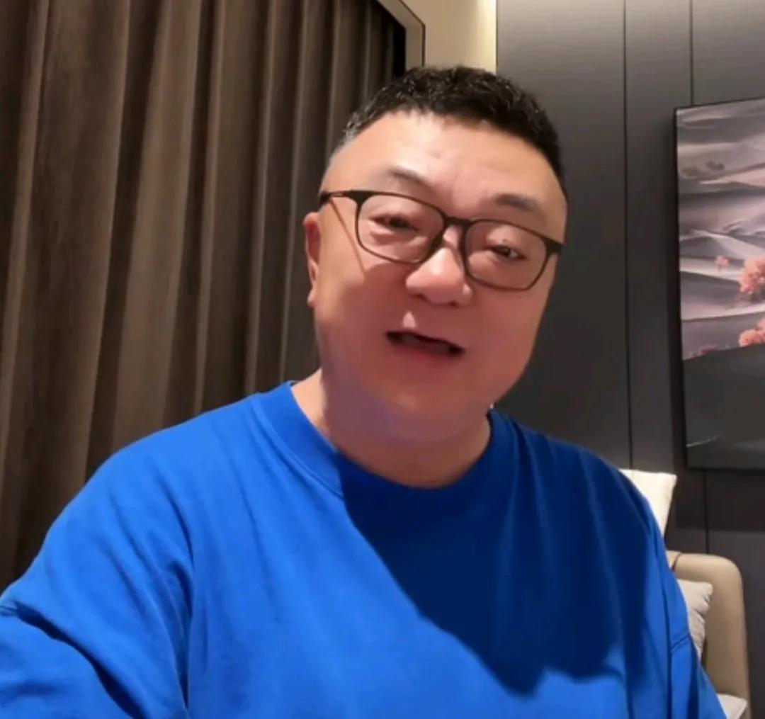 董路在直播间无奈透露，自己在社交媒体上的粉丝变少了。他表示，像他以前涉猎的领域
