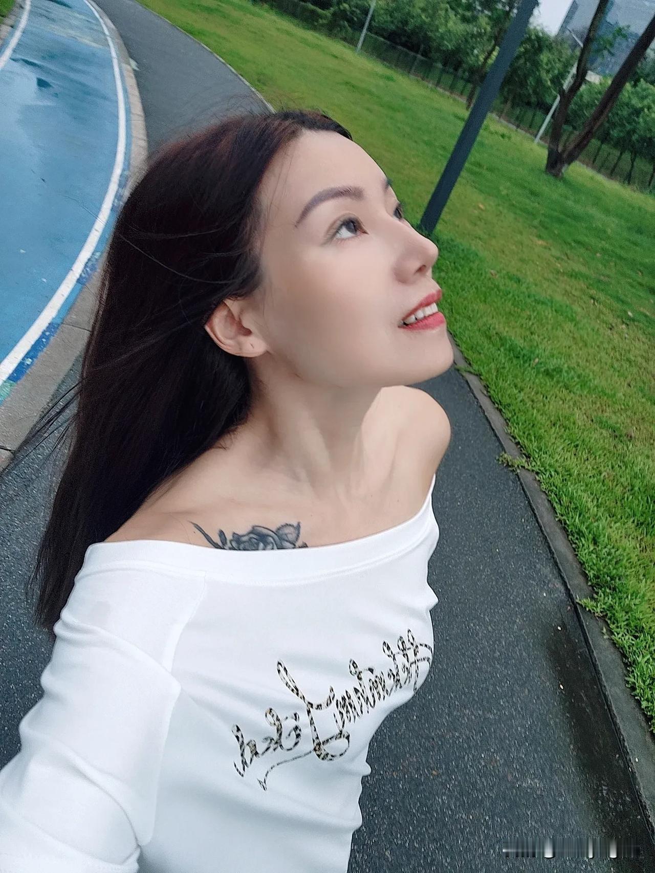 九月你好吖！爱拍照爱生活随性氛围感穿搭日常穿搭分享