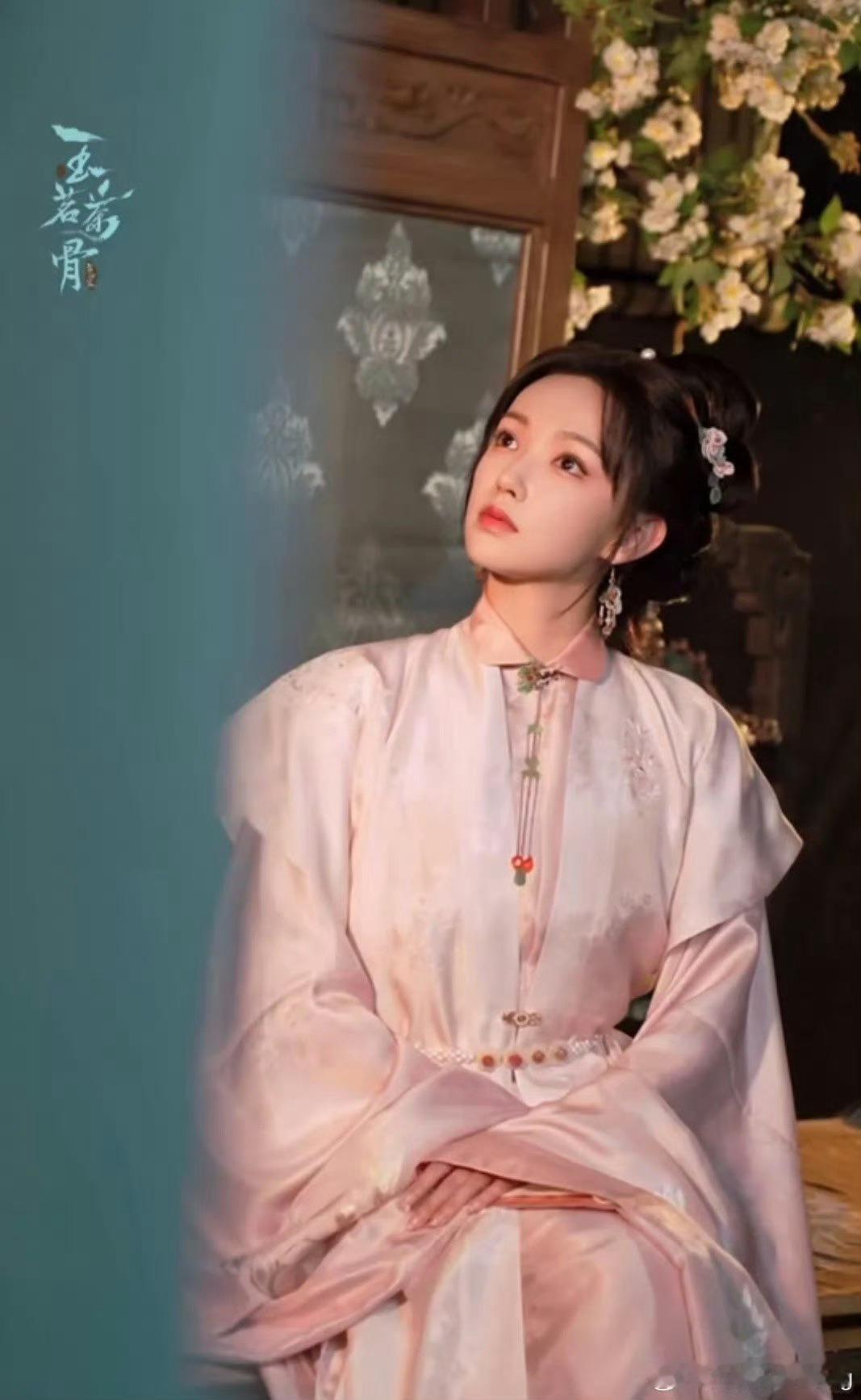 程潇上一秒态度姐下一秒茶媚子程潇切换间尽显美学，抬眼是寒刃，垂眸即春水。与茶气完