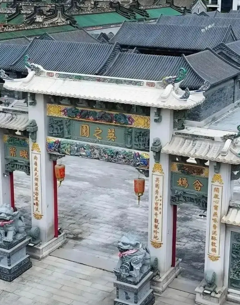 奢华的驷马拉车英之园宁拆也不捐，应了那句衣锦不还乡。英之园是陈英彪建的，其实