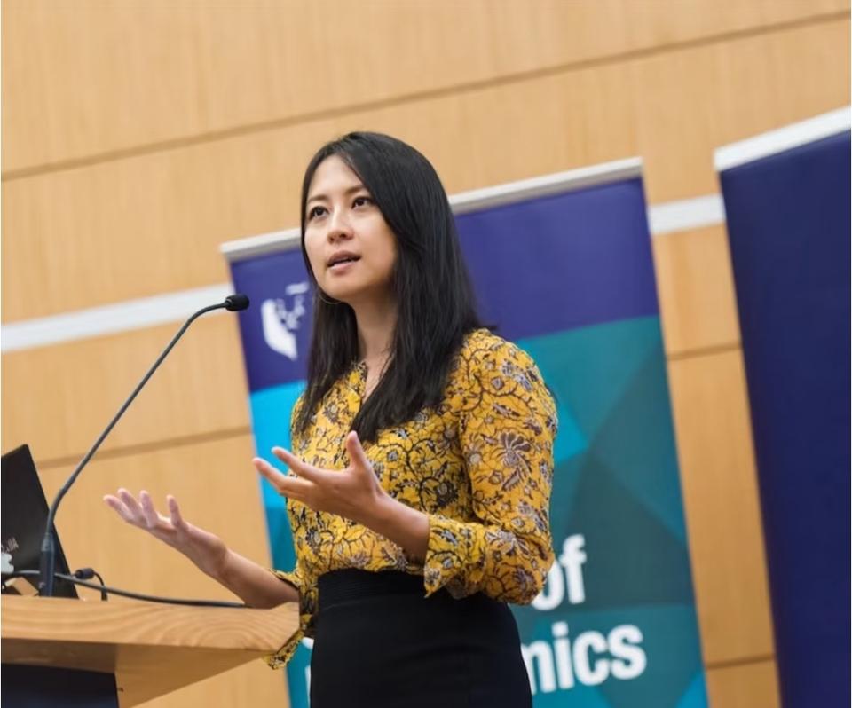 不查不知道，金刻羽再上热搜，大家争论的核心根本不是她的背景，而是“精英与现实