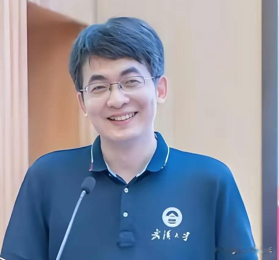 好奇查了一下武汉大学原教授付磊不查不知道从公开履历来看，他的学术仕途在外人眼