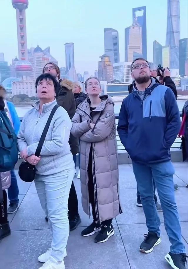 这两天在外滩闲逛，注意到一个挺有意思的画面：那些来旅游的外国游客，脸上表情大多不