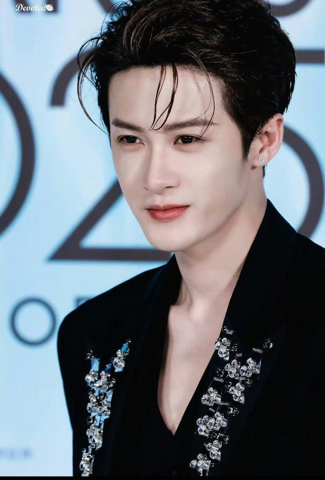 檀健次嘴唇什么色号檀健次的嘴唇也太绝了！泛着微光像夜幕下的丝绒玫瑰，疏离感和魅