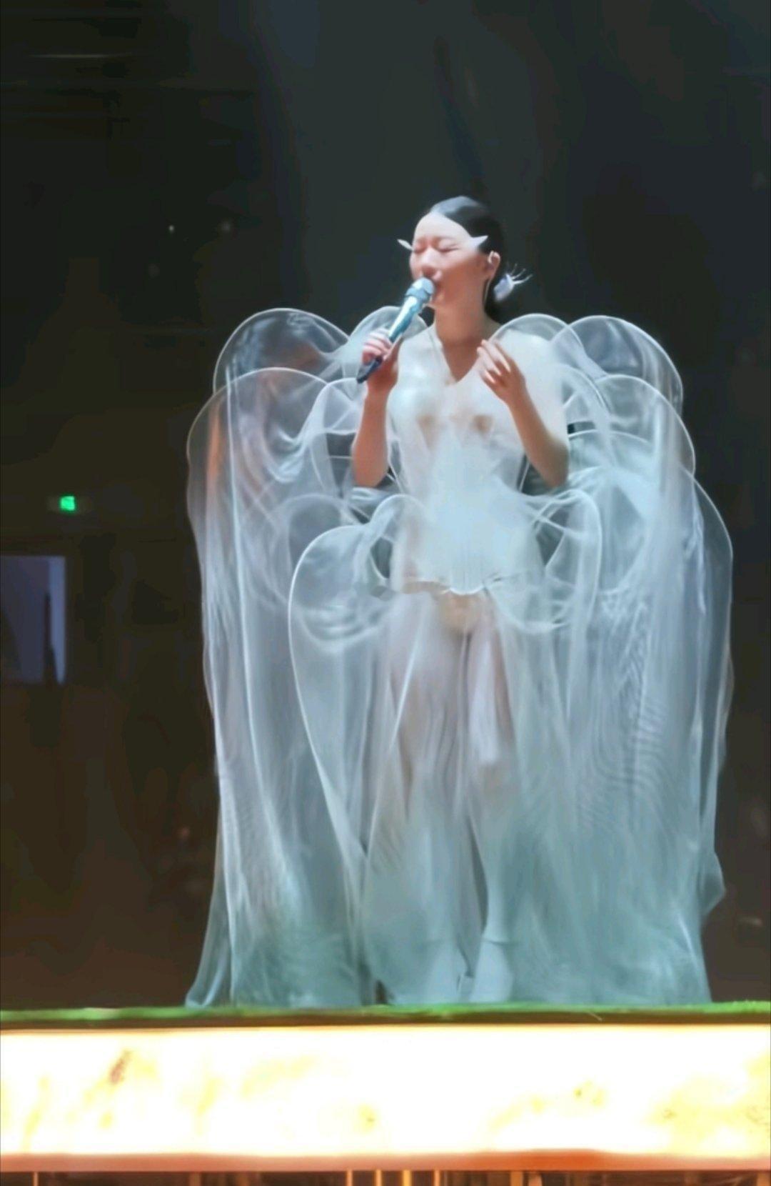 单依纯演唱会妆造是什么鬼啊，这是要干嘛，好难评啊！